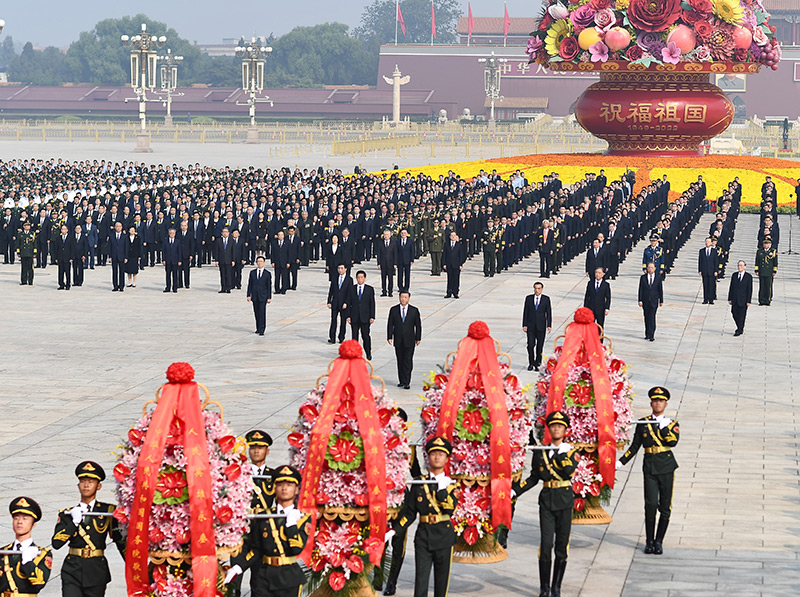 9月30日上午，党和国家领导人习近平、李克强、栗战书、汪洋、王沪宁、赵乐际、韩正、王岐山等来到北京天安门广场，出席烈士纪念日向人民英雄敬献花篮仪式。