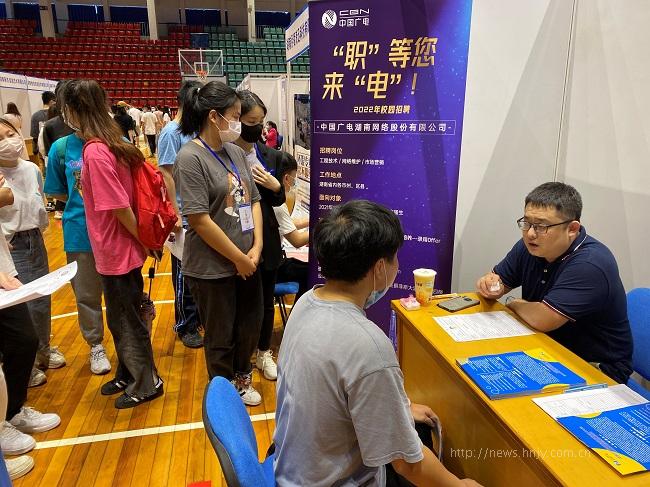 提供岗位四千余个，湖南邮电职院成功举办2022届毕业生“百日冲刺”行动专场招聘会2.jpg