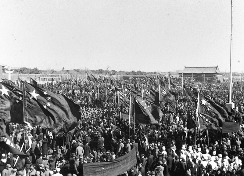 1949年10月1日，人们在北京天安门广场参加开国大典。新华社发