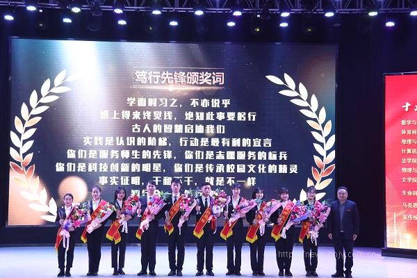 笃行先锋 罗琪摄.JPG