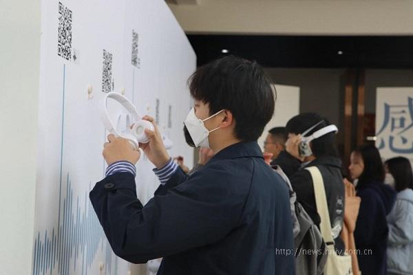 大学生在声音体验区用手机扫描二维码体验认知症障碍音频.jpg