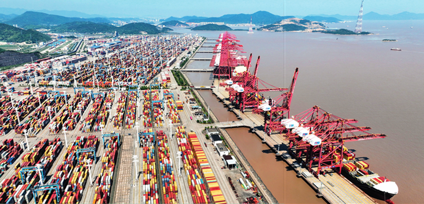 货轮停靠在宁波舟山港穿山港区装卸货物（2023年5月9日摄）。翁忻旸摄/本刊