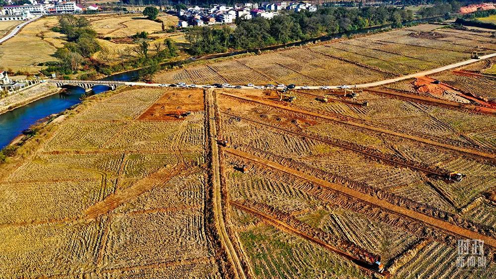 △2021年12月，江西抚州，金溪县利用冬闲时间建设“田成方、路成行、渠成网、旱能灌、涝能排”的高标准农田。（图/视觉中国）