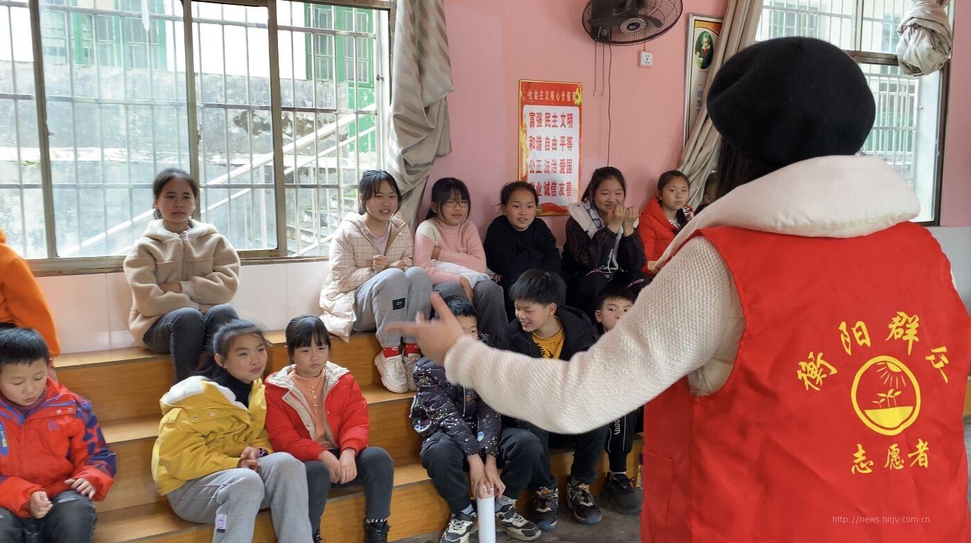 周姝老师教孩子们合唱 (1).jpg