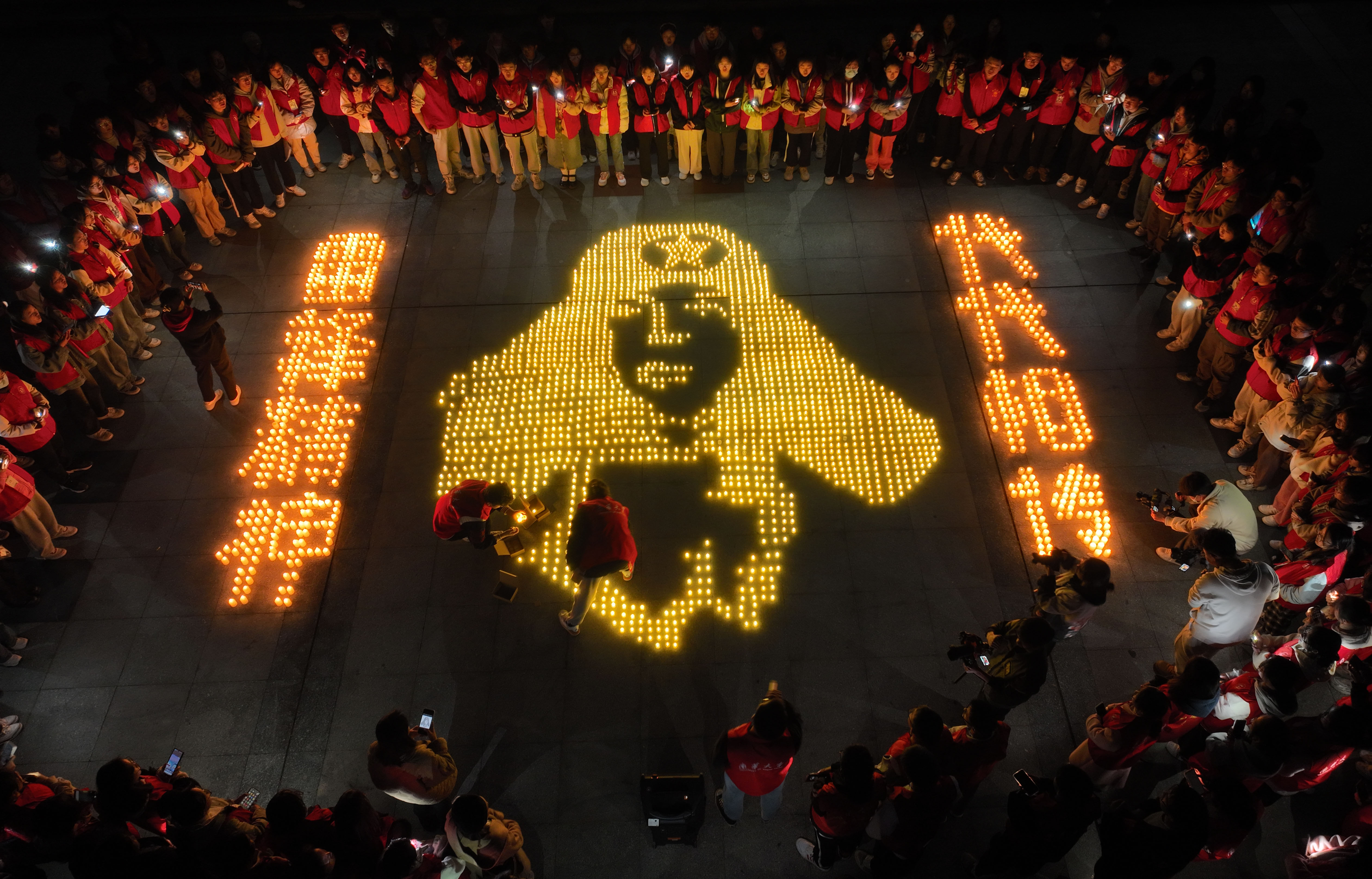 2023年2月28日，湖南省衡阳市，南华大学的青年志愿者在学校广场用烛光和烛光灯点亮雷锋头像和“雷锋精神，代代相传”的字样。 (2).JPG