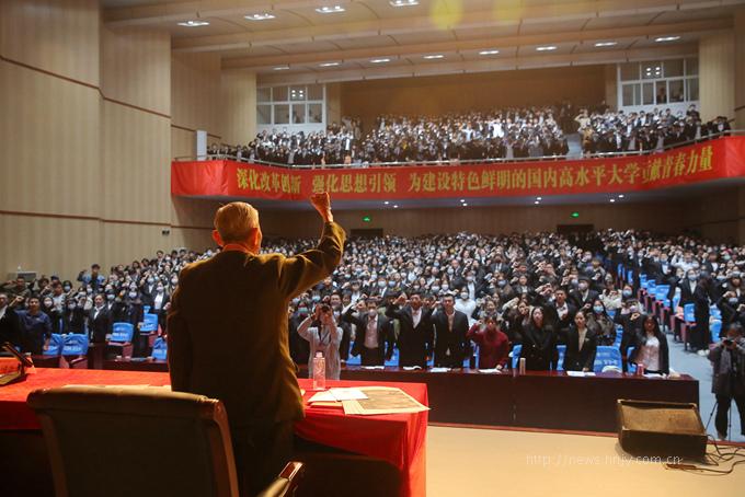 朱再保带领全体青年大学生宣誓“请党放心，强国有我”.jpg