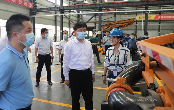 湖南文理学院党委书记龙献忠一行在响箭重工公司调研.jpg