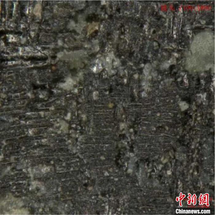 三星堆遗址出土铜眼泡上发现的丝的遗痕。　四川省文物考古研究院供图