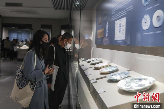 江西景德镇展出300余件元青花修复器及瓷片