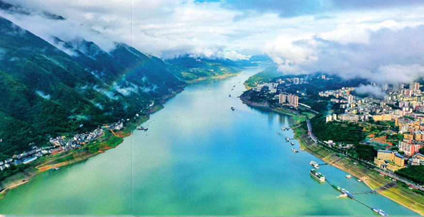 重庆市巫山县的长江巫山段一带景色（2023年6月30日摄）。黄伟摄/本刊