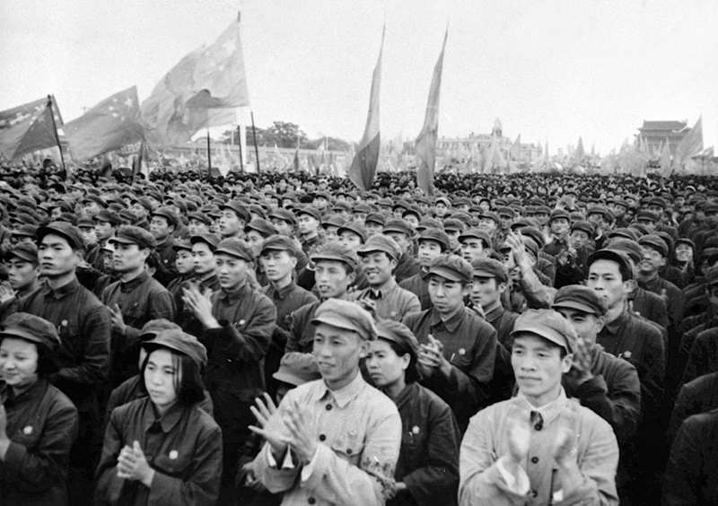 1949年10月1日，人们在北京天安门广场参加开国大典。新华社记者 石少华 摄