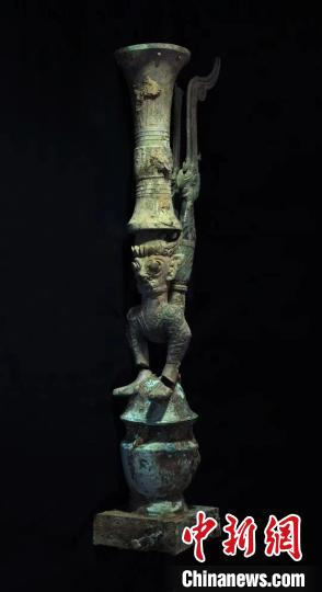 鸟足曲身顶尊神像。　四川省文物考古研究院供图